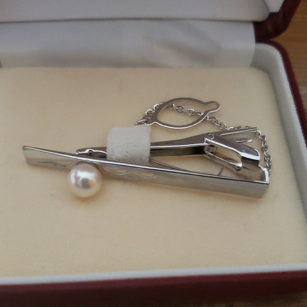 Elegant Silver Tie Clip with Pearl Accent